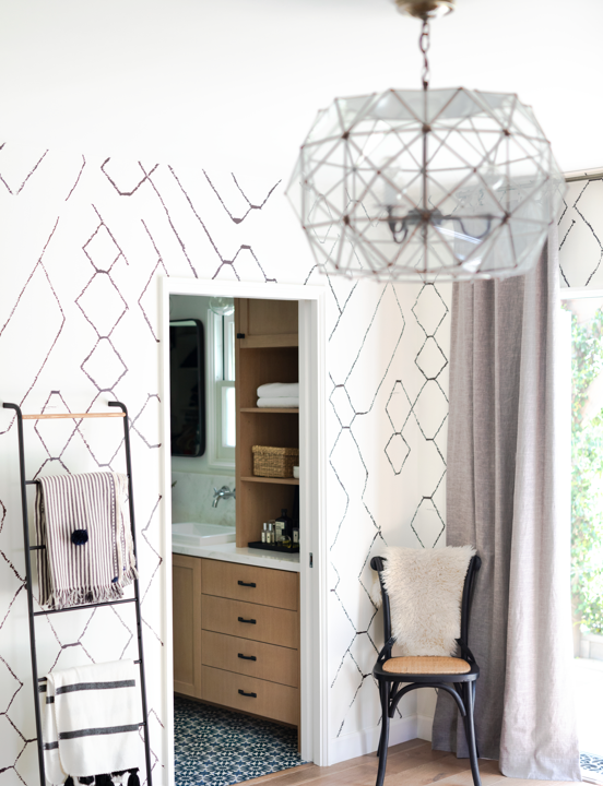 sala de estar com decoração neutra papel de parede e escada decorativa