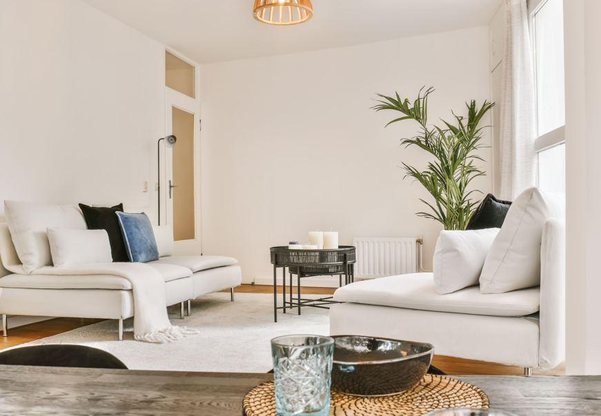 sala de estar com decoração neutra