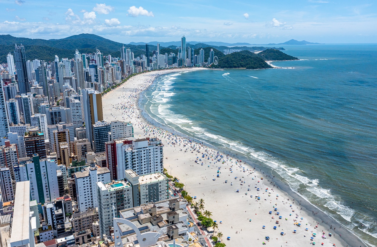 imagem aérea da praia de balneário camboriú, mostrando o mar, faixa de areia e prédios na praia central
