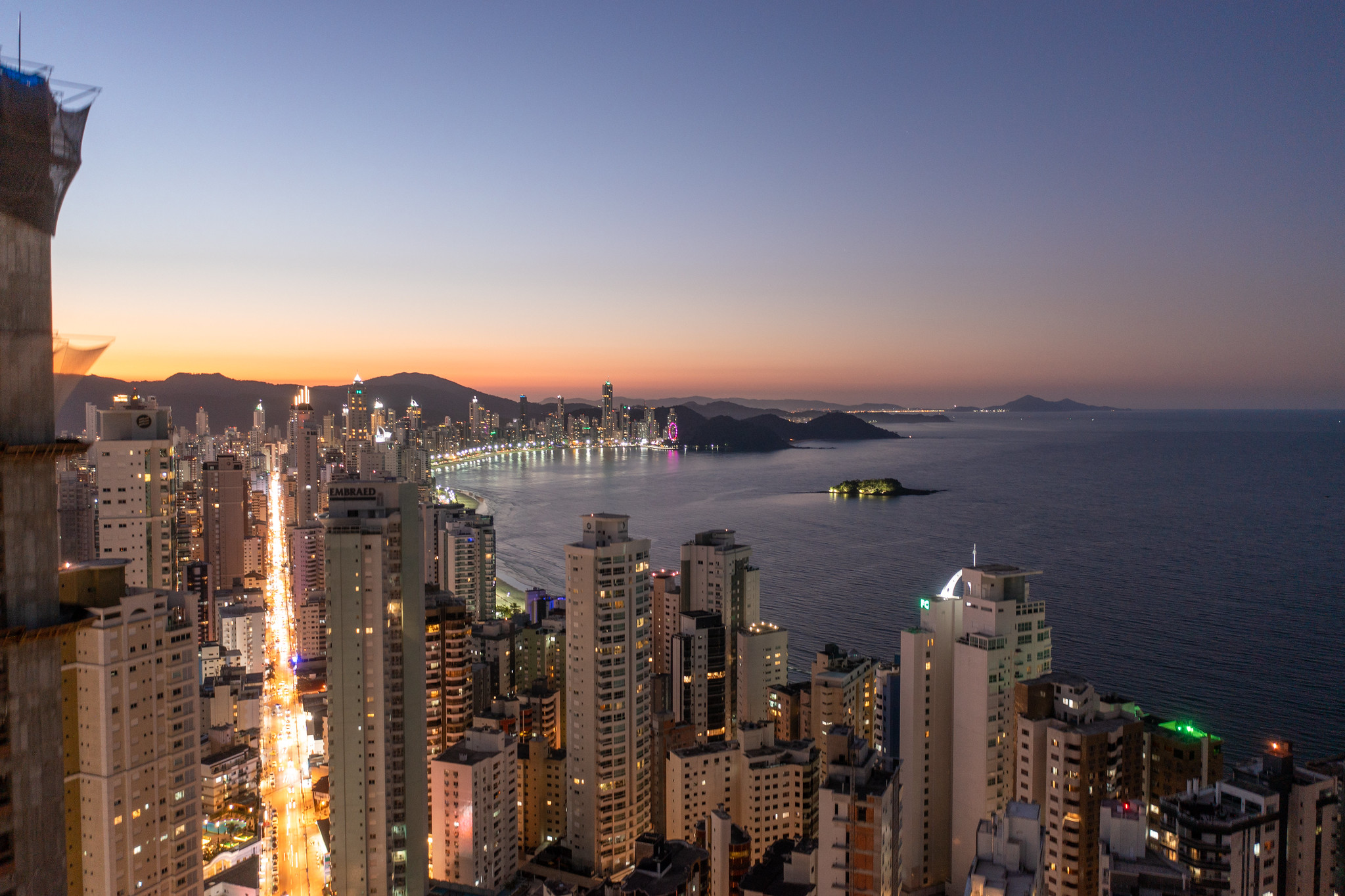 imagem aérea dos prédios de balneário camboriú ao anoitecer