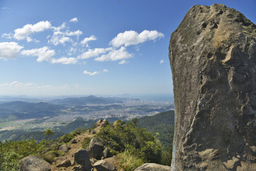 vista da cidade a partir do topo do pico da pedra, um dos lugares para viver a natureza em camboriú